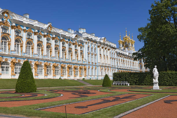 러시아 푸쉬킨(차스코셀로)의 맑은 푸른 하늘에 맞서 정통 부활 교회의 황금 양파 쿠폴라를 곁들인 캐서린 공원과 캐서린 궁전의 여름 전망. - catherine palace 뉴스 사진 이미지
