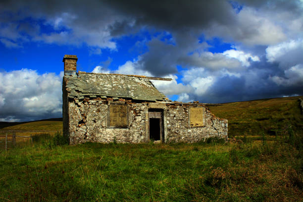 istock Solitary house in Yorkshire Dales 1354201799