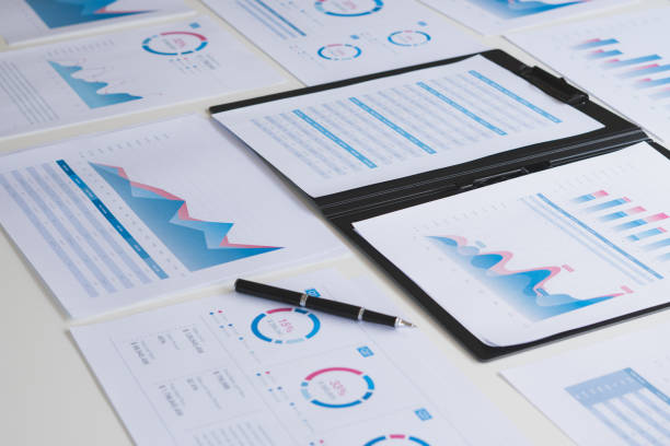 empresario que trabaja calcular datos documento gráfico gráfico informe investigación de marketing desarrollo planificación gestión estrategia análisis contabilidad financiera. concepto de oficina de negocios. - investigación de mercados fotografías e imágenes de stock