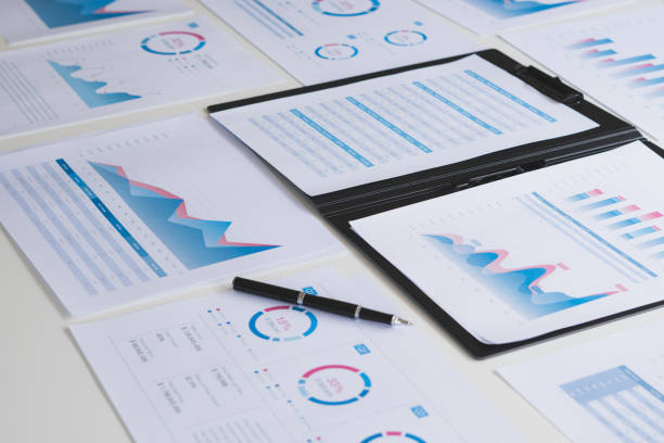仕事をするビジネスマンは、データドキュメントグラフチャートレポートマーケティング研究開発計画管理戦略分析財務会計を計算します。事業所のコンセプト。 - リサーチ ストックフォトと画像