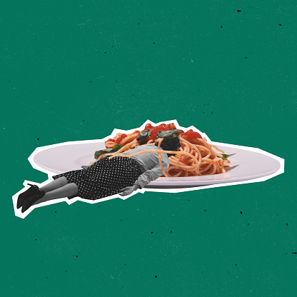 Collage de arte contemporáneo de mujer acostada en un plato con espaguetis deliciosos, pasta aislada sobre fondo verde. Estilo vintage retro photo