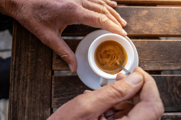 älterer mann trinkt seinen morgenkaffee - espresso men coffee shop drinking stock-fotos und bilder