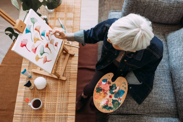 una artista femenina anónima pintando en casa - artists canvas beautiful art product palette fotografías e imágenes de stock