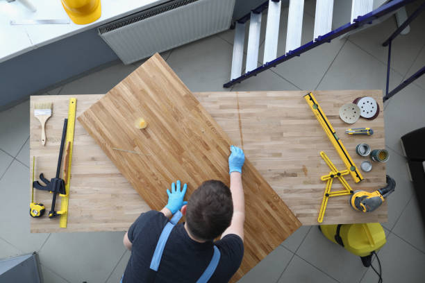 stolarz lakier drewniany deska w pracowni wykwalifikowany pracownik męski pokrywa drewno - ruler wood measuring instrument of measurement zdjęcia i obrazy z banku zdjęć
