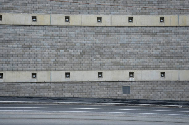 se utilizan para garantizar la estabilidad de las estructuras de pilotes de láminas, para garantizar la estabilidad de pendientes, paredes de roca y muescas, para anclar estructuras de edificios, por ejemplo, contra la flotabilidad del agua. roca, ancla,  - retaining wall fortified wall surrounding wall stone wall fotografías e imágenes de stock