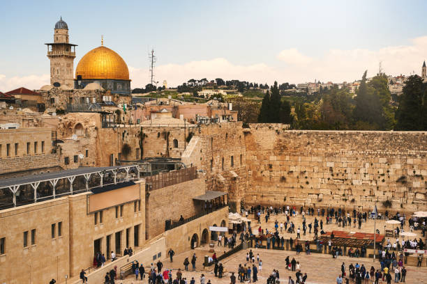 shot of the western wall in jerusalem - temple mound imagens e fotografias de stock