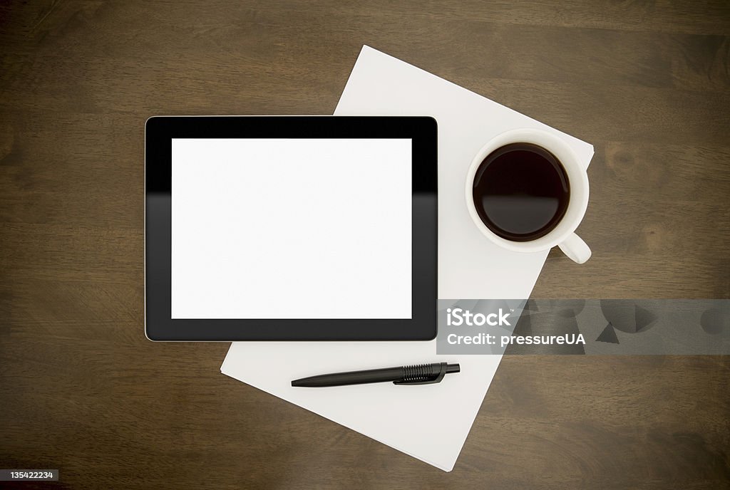 Blanc tablette, papier, plume et tasse de café sur le bureau en bois - Photo de En papier libre de droits
