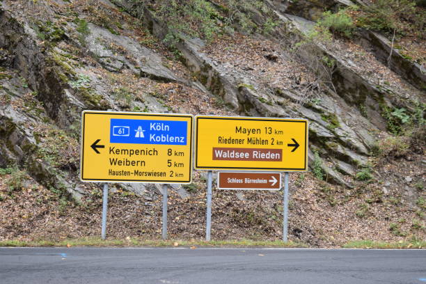 istock traffic sign in Nettetal 1354222773