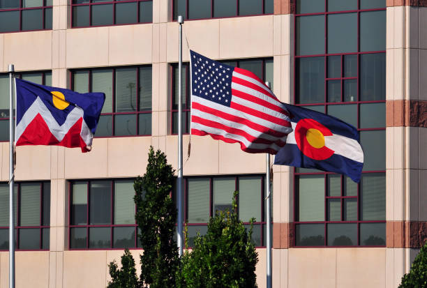 bandiere di denver, stati uniti e colorado di fronte a un edificio per uffici, denver, colorado, usa - us state flag national flag flag three objects foto e immagini stock