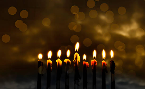 하누카 홀리데이의 상징으로 불타는 왁스 촛불이 있는 로우 키 이미지 - menorah hanukkah israel judaism 뉴스 사진 이미지