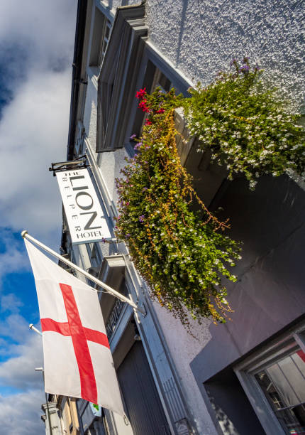 st george's flag im the lion hotel belper in derbyshire, england - english flag st george flag st stock-fotos und bilder