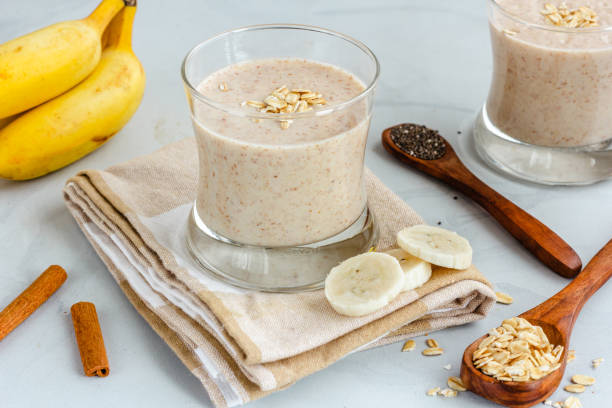 gesunde haferflocken smoothi e mit früchten und samen - oatmeal stock-fotos und bilder