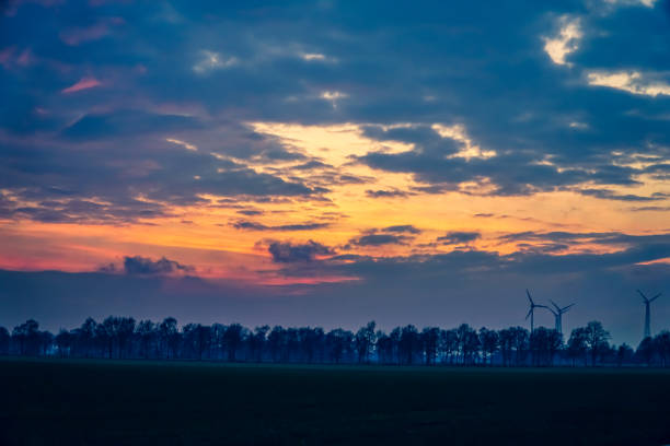 ein feld in der untergehenden sonne. - floodlight blue sky day stock-fotos und bilder