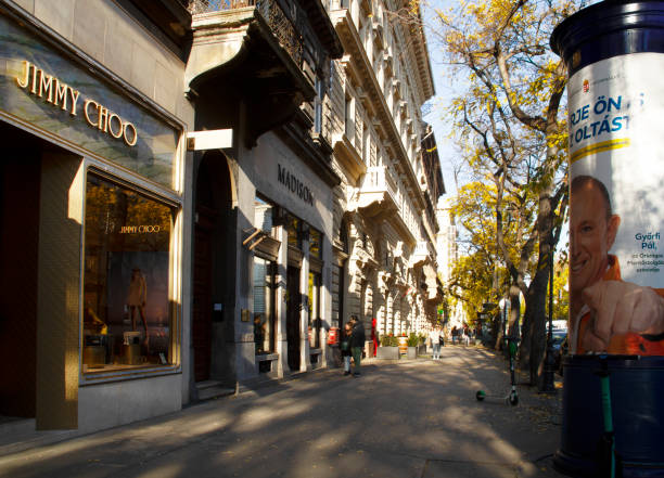 高級ショッピングストリート秋の街並み東ヨーロッパ - jimmy choo ストックフォトと画像