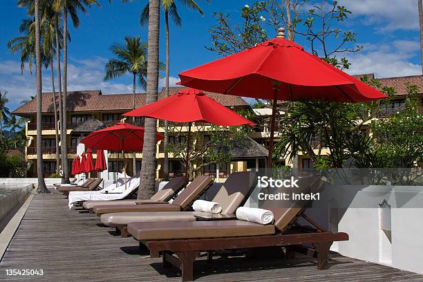 Piscina De Natação - Fotografias de stock e mais imagens de Ao Lado da Piscina - Ao Lado da Piscina, Guarda-sol, Hotel