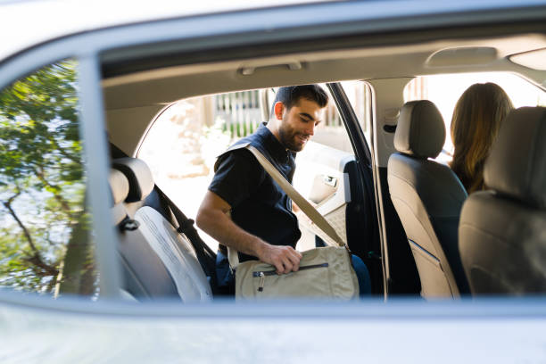 conductor feliz recogiendo a un nuevo pasajero - car pooling fotografías e imágenes de stock