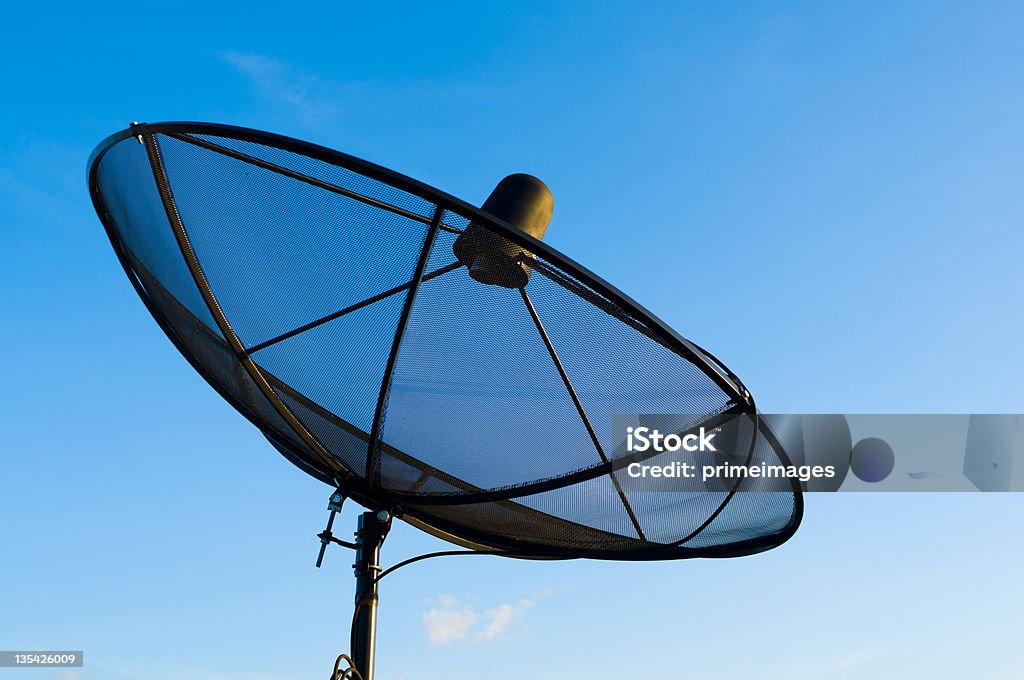 Antenne di piatto satellite nel cielo - Foto stock royalty-free di Frequenza