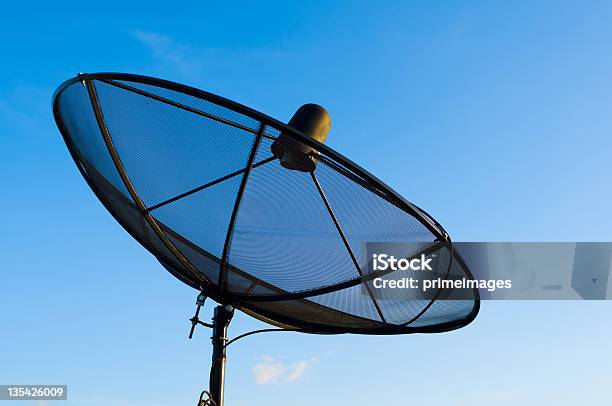 Antena Parabólica Antenas Sob Céu - Fotografias de stock e mais imagens de Frequência - Frequência, Rádio - Aparelhagem de Áudio, A caminho