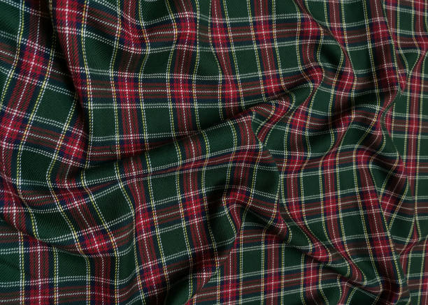 material de tecido de tecido de uniforme escolar de lã tartan verde. pano de flanela clássico escocês. padrão de onda tradicional para um fundo natalino ou papel de parede. preto, verde, vermelho e branco quadrimestado - plaid textile christmas pattern - fotografias e filmes do acervo