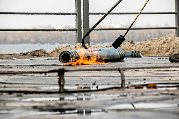 The process of installing roofing material using a blowtorch. The bituminous felt melts during the installation process. Soft roof.