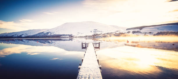 hermoso embarcadero cubierto de nieve al amanecer - the bigger picture refrán en inglés fotografías e imágenes de stock