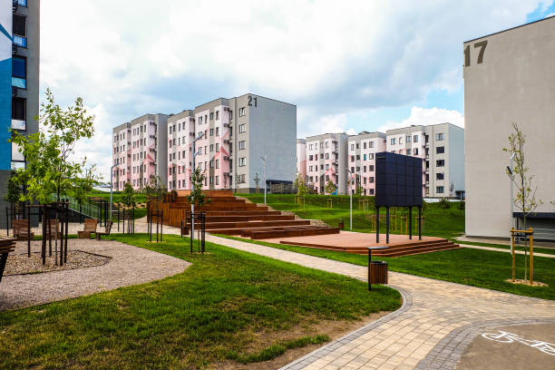 südwestliches wohngebiet des stadtbezirks novaya zhizn (new life) im russischen belgorod. - belgorod stock-fotos und bilder