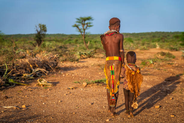 彼女の妹、エチオピア、アフリカ�を保持しているハマー族の小さな女の子 - hamer ストックフォトと画像