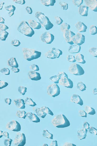 feche gelo esmagado à luz solar. conceito de refresco de fundo de padrão de verão - crushed ice - fotografias e filmes do acervo