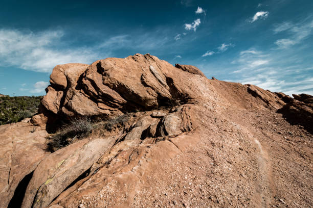 formações rochosas irregulares no deserto do sul da califórnia - rochedos de vasquez - fotografias e filmes do acervo