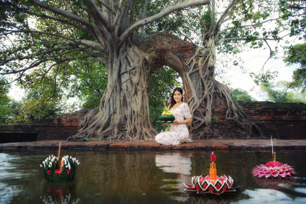 młoda piękna kobieta pływająca kosz z liści bananowca zadzwoń do krathong po tajsku, aby modlić się o szacunek dla bogini wody - bangkok variation religion god zdjęcia i obrazy z banku zdjęć