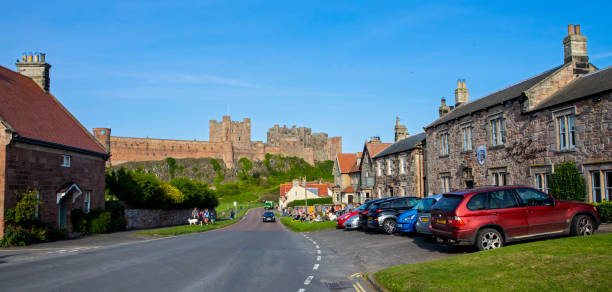 belle ville de bamburgh dans le northumberland, royaume-uni - bamburgh castle bamburgh road castle photos et images de collection