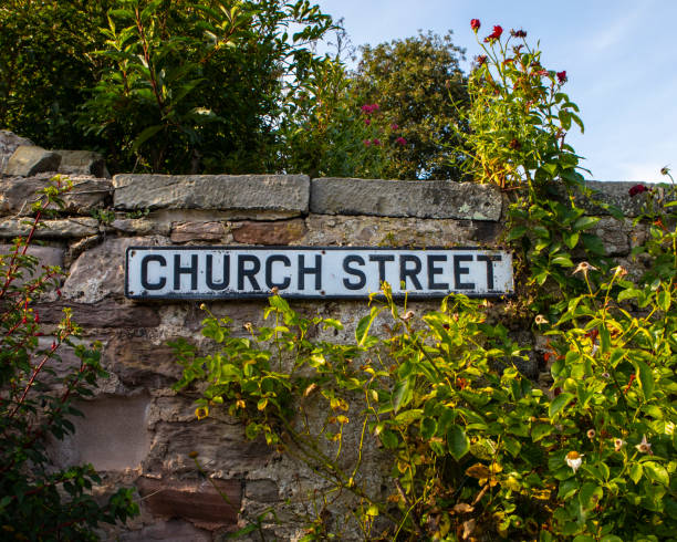 church street à bamburgh, northumberland - bamburgh castle bamburgh road castle photos et images de collection