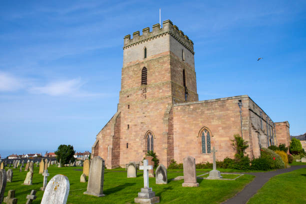 노섬벌랜드 밤버그에 있는 세인트 에이단 교회 - bamburgh england castle fort 뉴스 사진 이미지