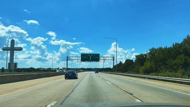 viaje diurno de illinois a missouri con christian cross en la carretera midwest usa interstate highway serie de fotos - autopista de cuatro carriles fotografías e imágenes de stock