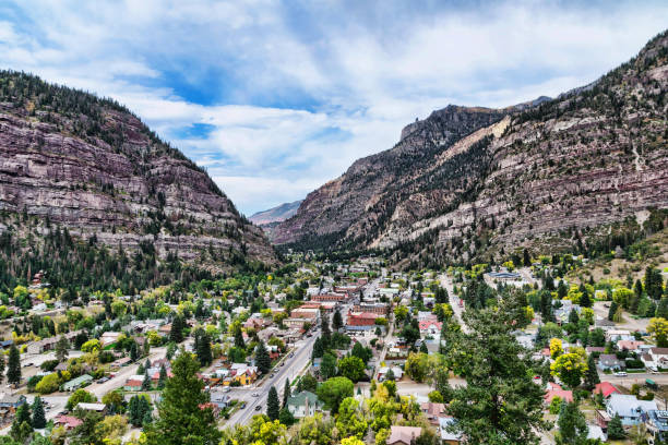 vista aerea del centro di ouray, colorado circondato da una foresta di fogliame autunnale dal punto panoramico sulla million dollar highway - uncompahgre national forest foto e immagini stock