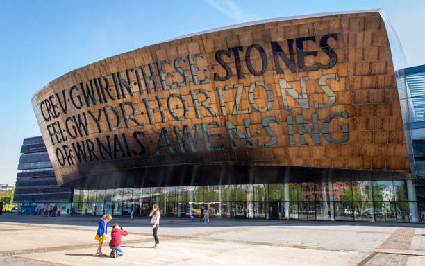 außenansicht des cardiff wales millennium centre an einem sonnigen tag. - national landmark editorial color image horizontal stock-fotos und bilder