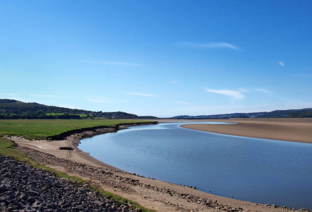 der fluss kent in cumbria mit der stadt arnside in der ferne - morecombe bay stock-fotos und bilder