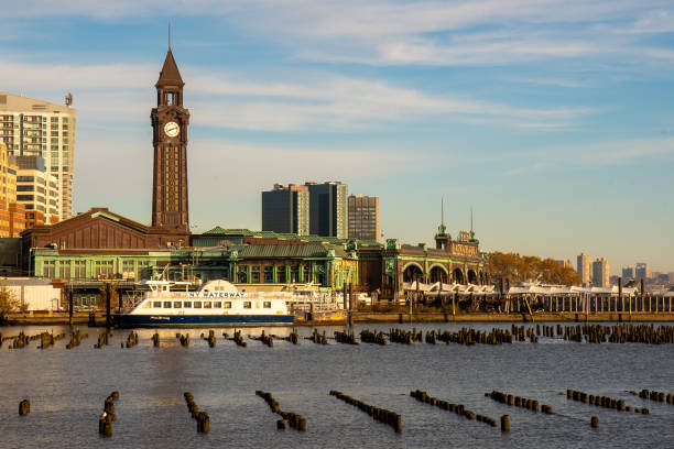 vista horizontal do terminal hoboken, uma estação de passageiros orientada para passageiros em hoboken. ligando nj transit rail, ônibus, trens path e ny waterway-ferries. - ferry terminal - fotografias e filmes do acervo