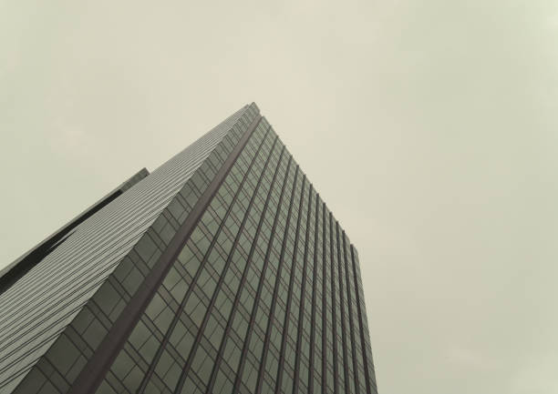 estilo retro vintage de la ciudad moderna con edificio de torre alta. ángulo bajo. economía, inicio de start-ups, pequeña empresa, modelo de negocio escalable, emprendimiento, años 80 o 90, o concepto de arquitectura. - u s bank tower fotografías e imágenes de stock