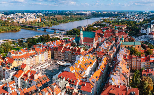 vista arial della piazza del mercato della città vecchia a varsavia polonia - fiume vistola foto e immagini stock