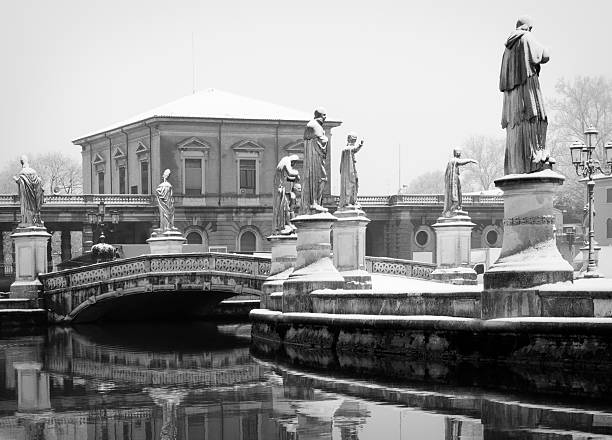 padoue;: prato della valle - padova italy photos et images de collection