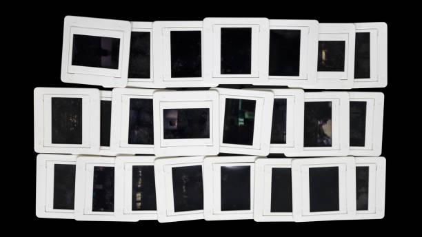 vista de fondo desde arriba, película deslizante de 35 mm forrada sobre una hoja de vidrio impreso. - lightbox slide frame black fotografías e imágenes de stock