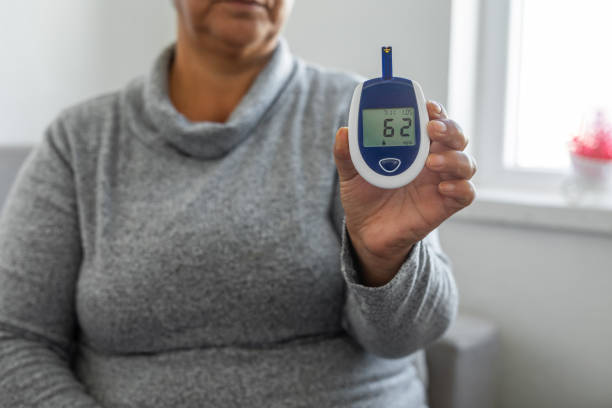 그녀의 포도당 수준을 확인하는 여자 - diabetes high up blood sugar test glucose 뉴스 사진 이미지