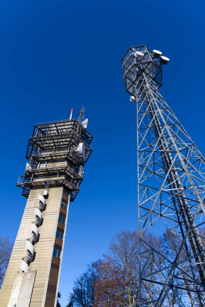 torre de comunicação com fundo do céu azul. - swisscom - fotografias e filmes do acervo