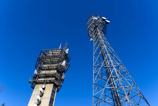 torre de comunicação com fundo do céu azul. - swisscom - fotografias e filmes do acervo