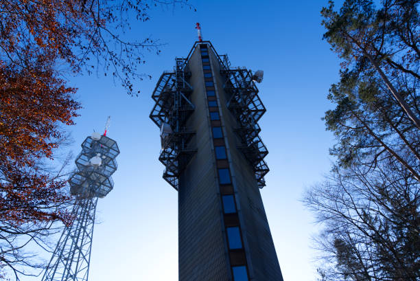 wieża komunikacyjna z niebieskim tłem nieba. - swisscom zdjęcia i obrazy z banku zdjęć