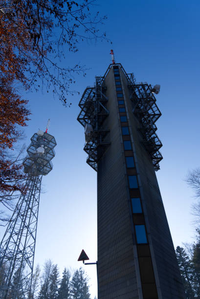 torre de comunicação com fundo do céu azul. - swisscom - fotografias e filmes do acervo