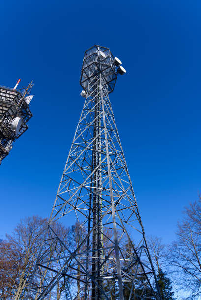torre de comunicação com fundo do céu azul. - swisscom - fotografias e filmes do acervo