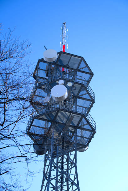 torre de comunicação com fundo do céu azul. - swisscom - fotografias e filmes do acervo