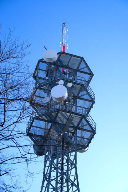 коммуникационная башня с голубы�м фоном неба. - swisscom стоковые фото и изображения
